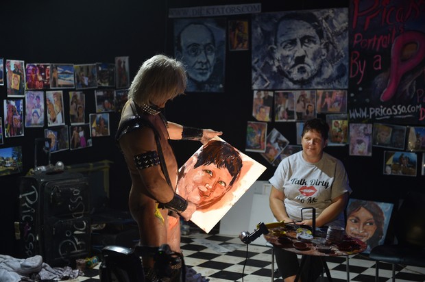 Em 2011, artista australiano revelou que chega a pintar 20 retratos por dia em uma feira erótica. (Foto: Peter Parks/AFP)
