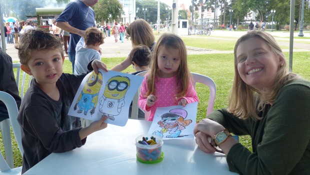 Os primos Isabella, de 3 anos e Nicolas Faryniak, de 5 anos, aproveitaram pra se divertir com a oficina de pintura de desenho (Foto: Divulgação/RPC)