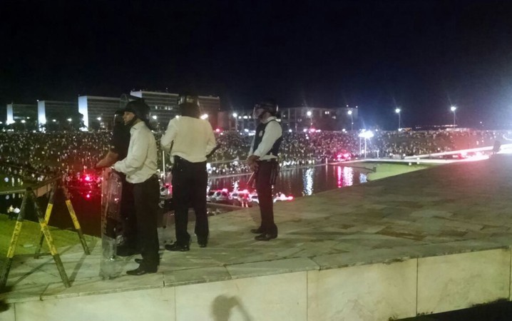 Agentes da Polícia Legislativa observam da marquise do Congresso manifestação nesta quarta-feira (16) contra Lula e o PT