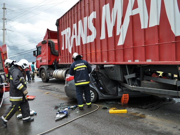 Motorista perdeu o controle do carro e colidiu com carreta (Foto: Caçador Online/Divulgação)