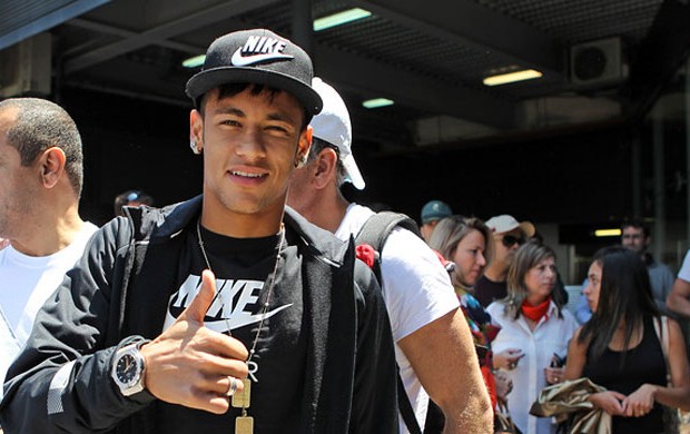 Neymar chega a barcelona (Foto: Reprodução / Site Oficial do Barcelona)