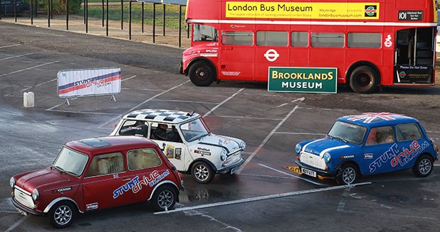 Mini Cooper em baliza mais apertada do mundo (Foto: Divulgação)