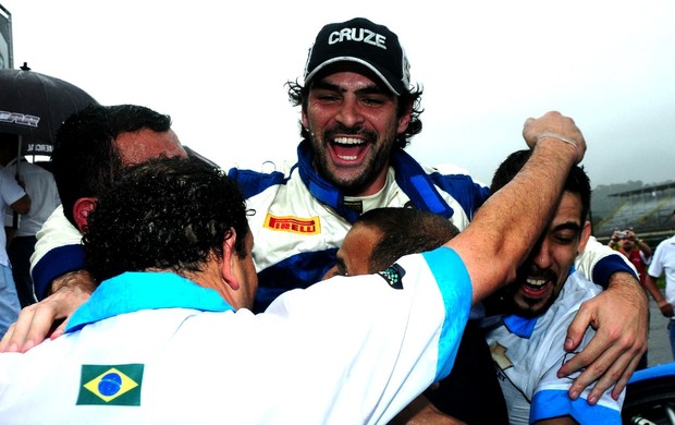 Thiago Camilo recebe última bandeirada do Autódromo de Jacarepaguá, pelo Brasileiro de Marcas (Foto: Duda Bairros / Divulgação)