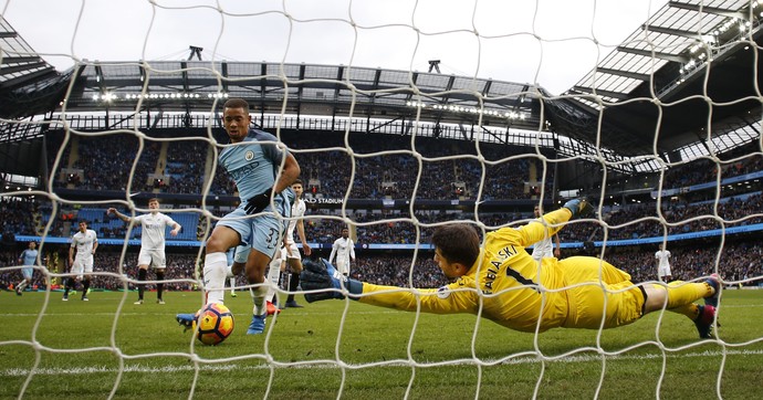 Gabriel Jesus chuta diante do goleiro Fabianski caído para fazer o segundo gol do Manchester City sobre o Swansea (Foto: Reuters / Jason Cairnduff) Gabriel Jesus chuta diante do goleiro Fabianski caído para fazer o segundo gol do Manchester City sobre o Swansea (Foto: Reuters / Jason Cairnduff)