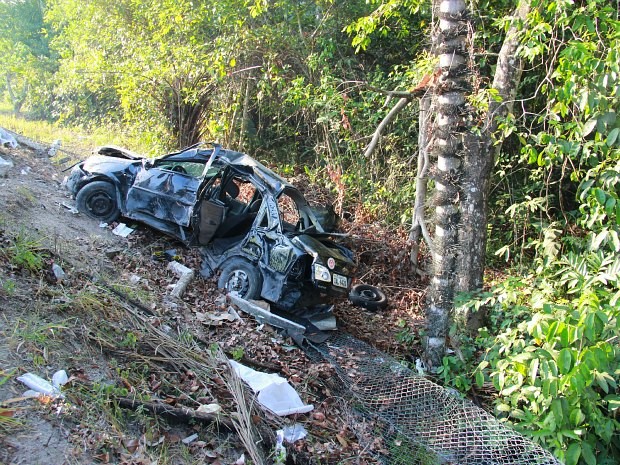 Carro ficou destruído após acidente próximo a aeroporto internacional (Foto: Adneison Severiano/G1 AM)