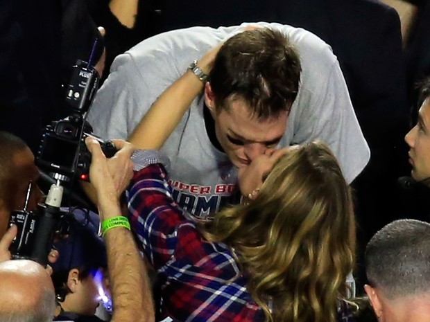 Gisele Bündchen beija Tom Brady (Foto: Jamie Squire/ Getty Images/ AFP)