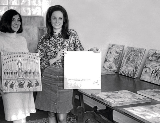 Elba Sette Câmara e Lúcia Flecha de Lima com obras de Guignar,em 1968 (Foto: Arquivo / Agência O Globo )