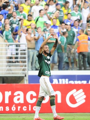 Bancado, Leandro Pereira se firma e brilha com gols decisivos