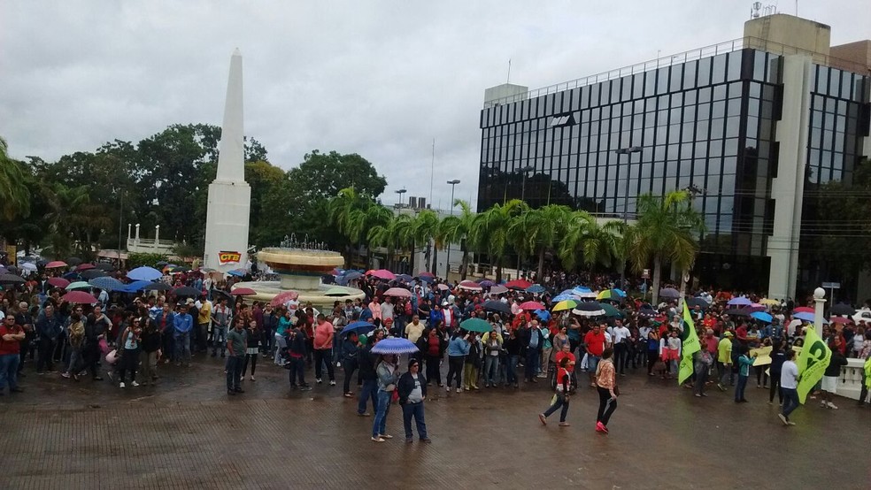 Manifestantes se concentram em frente ao Palácio de Rio Branco, no centro da capital acreana  (Foto: Aline Nascimento/G1)