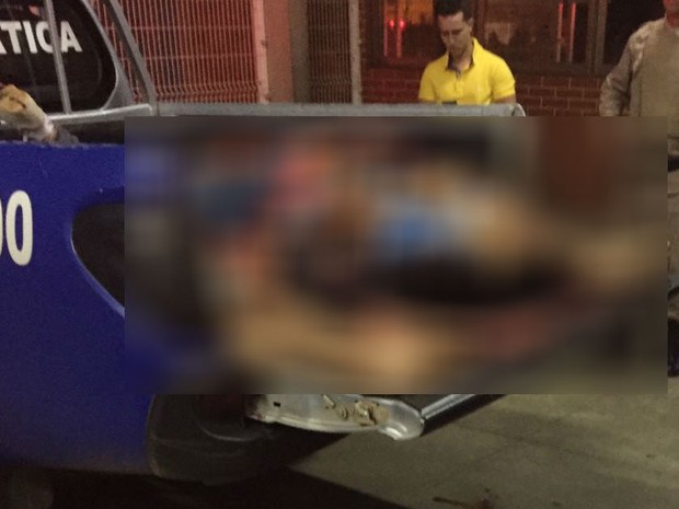 Suspeitos foram levados para hospital em carroceria do carro da PM (Foto: Divulgação)