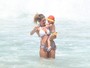 Ex-paquita Cátia Paganote curte dia de praia com a filha no Rio