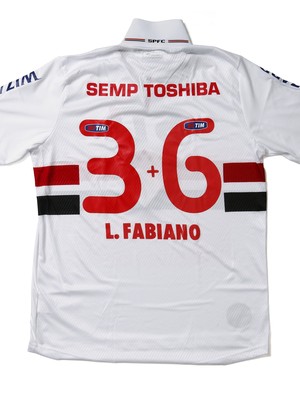 Camisa solidária Luis Fabiano (Foto: Divulgação / São Paulo FC)