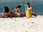 Cristina Mortágua desamarra parte de cima do biquíni em praia no Rio