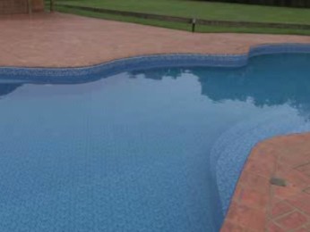 Corpo foi encontrado na piscina do hotel por uma hóspede (Foto: Reprodução / RPC TV)