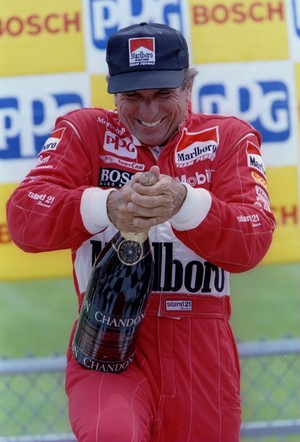 Emerson Fittipaldi celebra vitória no oval de Nazarth, em 1995 (Foto: Getty Images)