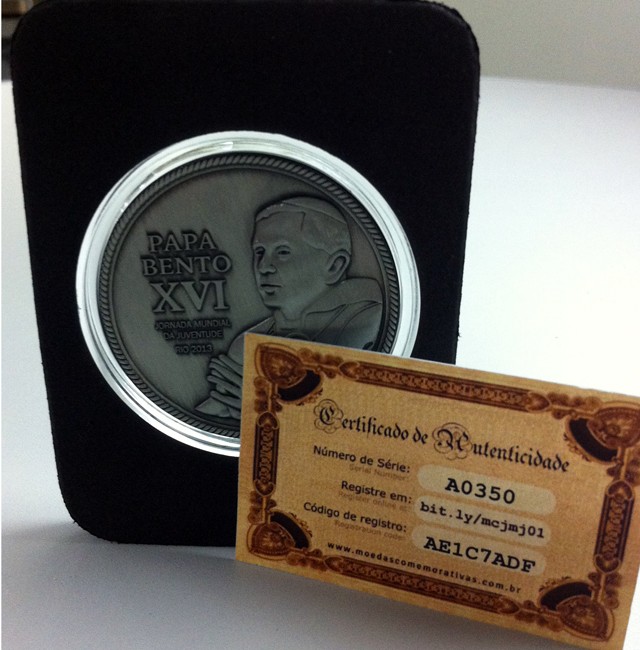 Rosto de Bento XVI é gravado em 3D. Produto vem com Certificado de originalidade.  (Foto: Andressa Gonçalves)