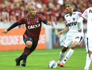 Walter e Leonardo Silva, Atlético-PR X Atlético-MG (Foto: Giuliano Gomes / Estadão Conteúdo )