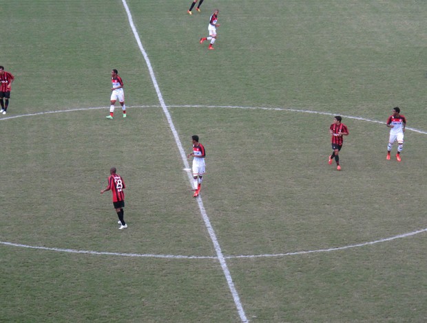 Meio de campo Flamengo contra o Atlético-PR (Foto: Fred Huber)