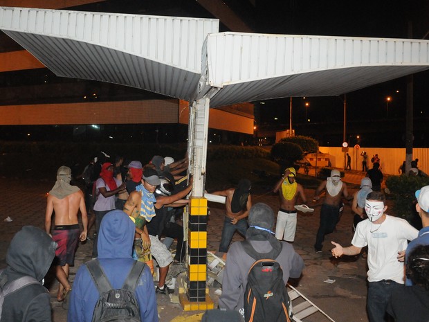 Vândalos destruíram estrutura da entrada do Tribunal de Justiça do Espírito Santo. (Foto: Vitor Jubini/A Gazeta)