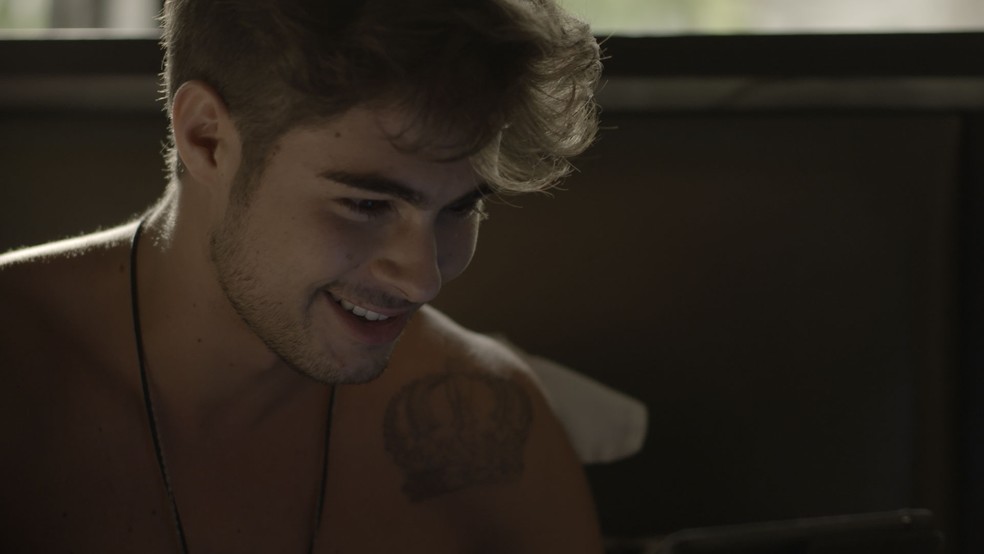 Léo Régis: cantor usa fotos de Diana (Foto: TV Globo)