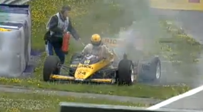 Pierluigi Martini deixa Minardi em chamas em desfile de carros históricos da Fórmula 1 (Foto: Reprodução)