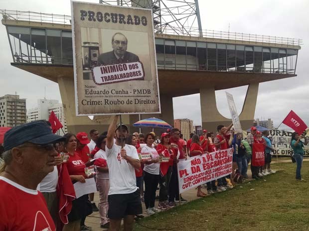 Membros da Central Única dos Trabalhadores se reúnem em ato político na Torre de TV em Brasília (Foto: Gabriela Berrogain/G1)