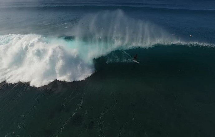 Bruce Irons encontra belo tubo em sessão de ondas pesadas em Pipeline, no Havaí (Foto: Reprodução/Surfline)