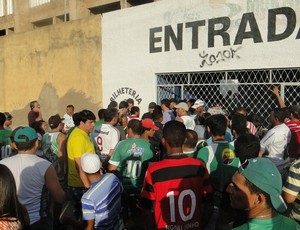 Confusão em frente ao Estádio José Cavalcanti, em Patos. (Foto: Ricardo Souza)