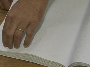 Biblioteca tem acervo de 2 mil livros em braile. (Foto: reprodução/TV Tem)