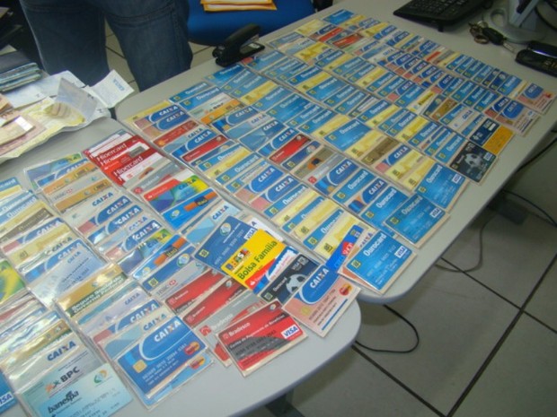 Delegacia de Proteção aos Idosos do Piauí prende suspeitos de agiotagem com mais de 500 cartões. (Foto: Gil Oliveira/G1) Delegacia de Proteção aos Idosos do Piauí prende suspeitos de agiotagem com mais de 500 cartões. (Foto: Gil Oliveira/G1)