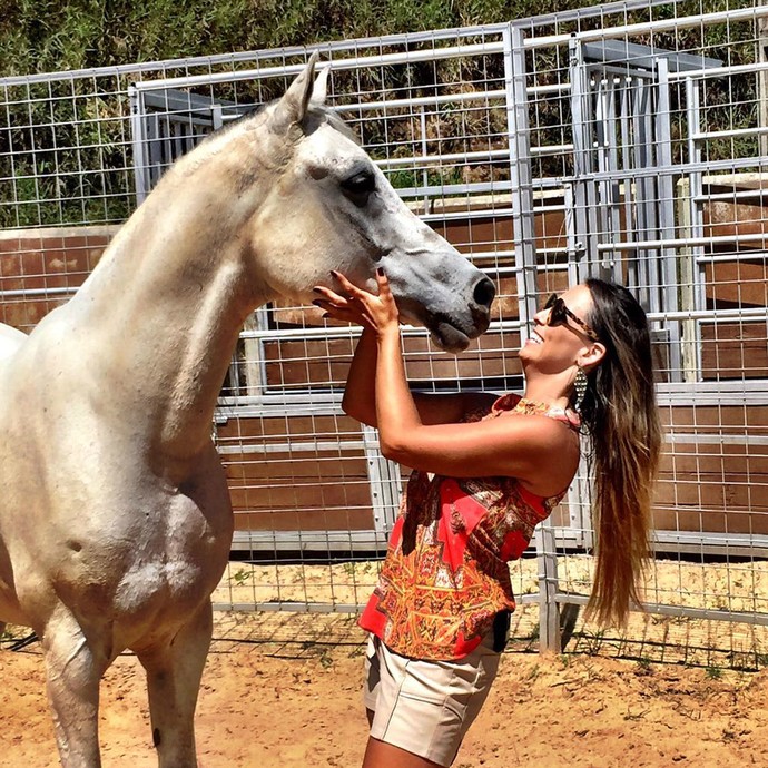 Aline Lima mostra paixão por cavalos e mostra que leva jeito com os animais (Foto: reprodução EPTV)