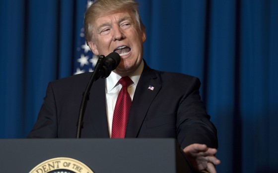O presidente dos Estados Unidos, Donald Trump, anuncia ataques aéreos na Síria em anúncio a imprensa em Mar-a-Lago, Flórida (Foto: JIM WATSON / AFP)