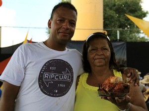Tradicional macarronada é distribuÃda na festa do trabalhador em São José (Foto: Carlos Santos/G1) Tradicional macarronada é distribuÃda na festa do trabalhador em São José (Foto: Carlos Santos/G1)