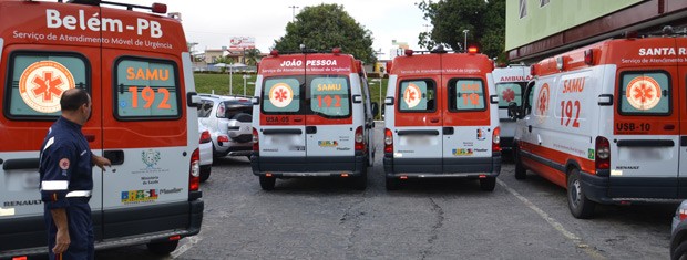 Ambulâncias de municípios do interior da Paraíba ficaram estacionadas à espera do retorno das macas (Foto: Walter Paparazzo/G1)