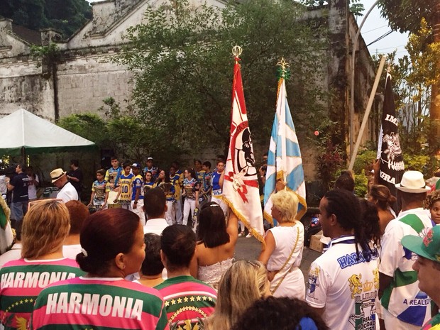 Grupo participou de alvorada do samba, em Santos (Foto: Rosana Valle / TV Tribuna)