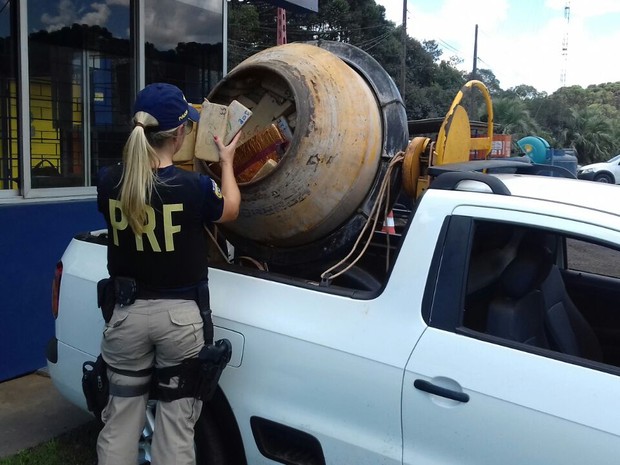 O motorista, o carro e as drogas foram levados para a Polícia Civil (Foto: Divulgação/PRF)