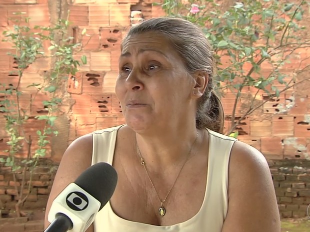 Doméstica Cleusa Antônio é a única que trabalha para sustentar família de 10 Trindade Goiás (Foto: Reprodução/TV Anhanguera)