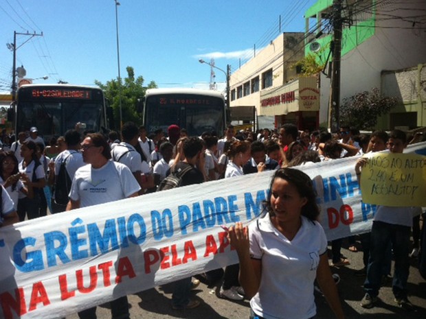Estudantes da escola Padre Miguelino interditam rua no bairro do Alecrim. (Foto: Igor Jacomé/G1)
