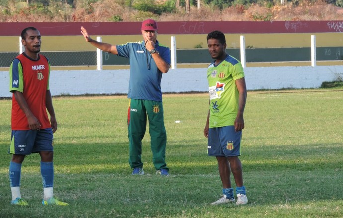Técnico Vinícius Saldanha diz que agora é hora de pontuações e ajustes no time tricolor (Foto: Sampaio /  Divulgação)