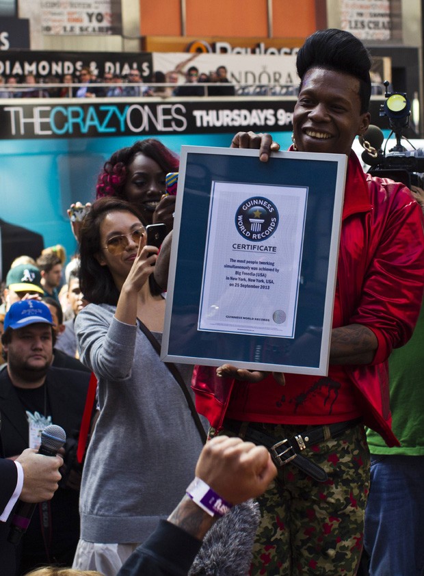 O músico Big Freedia, que organizou o evento, recebe a certificação do Guinness para o recorde do maior número de pessoas dançando twerking simultaneamente (Foto: Eduardo Muñoz/Reuters)