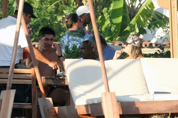 Marcelo Adnet com loira em quiosque da praia (Foto: Marcos Ferreira / Foto Rio News)