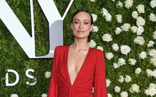 Decote de Olivia Wilde vira assunto em premiação Vogue red carpet