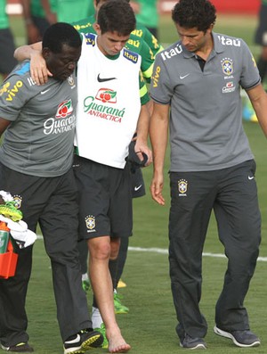 Oscar caído treino Seleção lesão (Foto: Mowa Press)