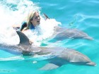 Thalita Zampirolli nada com golfinhos em Cancún, no México