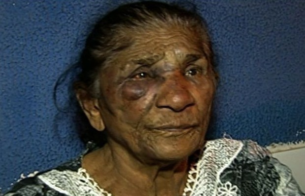 Idosa diz ter sido agredida por criminosos em Luziânia, Goiás (Foto: Reprodução/ TV Anhanguera)