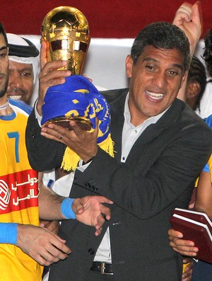 Silas segurando trofeu Al Gharafa (Foto: Divulgação)