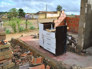 Móveis destruídos em casa após vendaval em Vitória da Conquista (Foto: Anderson Oliveira/ Blog do Anderson)