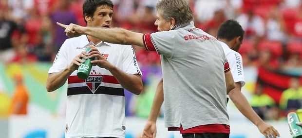 Autuori conversa com Fabrício durante a partida contra o Flamengo (Foto: Rubens Chiri - Site oficial do São Paulo FC)