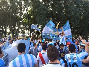 Argentinos fazem festa próximo ao Estádio Beira-Rio (Foto: Guilherme Pontes/G1)