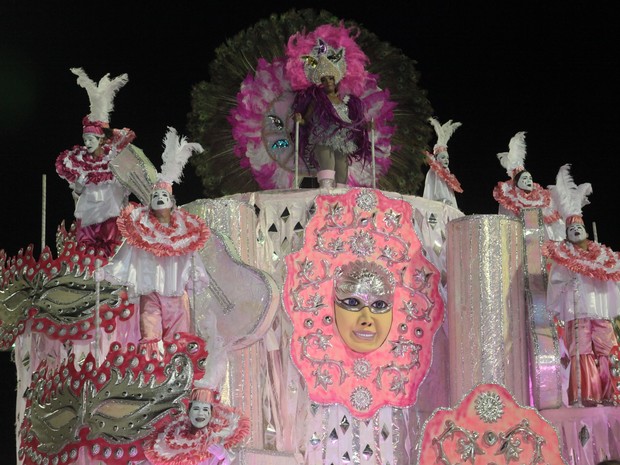 Turma de Mangueira desfilando na Passarela de São Luís, em 2015 (Foto: De Jesus/O Estado)